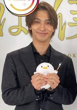 Another day of Ryusei squishing stuffed toys.  #横浜流星 #YokohamaRyusei