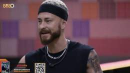 Eitaaaa! Fred jogando na roda que Cristian disse pra Bruna as op&ccedil;&otilde;es da indica&ccedil;&atilde;o do Cowboy. E que n&atilde;o tinha o nome da Tina. Que ele &eacute; tra&iacute;ra ou mentiroso. #BBB23