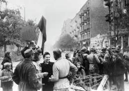 17 января 1945 года частями 1-го Белорусского фронта при содействии 1-й армии Войска Польского от немецких оккупантов была освобождена столица Польши - Варшава. Варшаву взяли кровью советских солдат. И их немало лежит на польской земле....  Вечная им