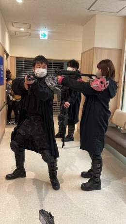 9話の撮影の合間、 灰鬼パパを狙う桃鬼ありさちゃん 目撃者は橙鬼さん？  #待機中のひとコマ #オフショット #水橋研二 #浅川梨奈 #森田甘路  #大病院占拠 TVer   次回、最終回3/18(土)夜10:00
