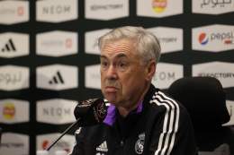 Carlo Ancelotti knows he will be sacked if Real Madrid don't win a trophy this season.   (Source: @MarioCortegana)