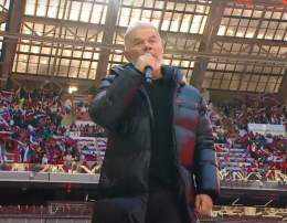 Пропагандист войны Олег Газманов  выступал на концерте в куртке &laquo;Прада&raquo; с заклеенным логотипом. В надежде, что никто ее не идентифицирует.   Стоимость куртки - около 5 тысяч долларов.  Как непатриотично&hellip;