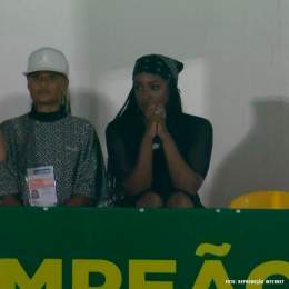 Simplesmente a cantora Iza na arquibancada &agrave;s 23h de uma quarta-feira vendo o Mirassol perder do Palmeiras pra assistir o Yuri Lima