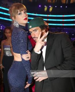 Bad Bunny y Taylor Swift en los #GRAMMYs 2023.