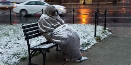 Canadians need to step up and send humanitarian aid to the Ukraine.   They&rsquo;re freezing to death on the streets.   Oh oops this person is in Canada.   Carry on this doesn&rsquo;t matter. Right?  #cdnpoli