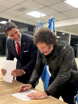 | Javier Milei como Donald Trump y Nayib Bukele, firm&oacute; la Carta de Compromiso para Erradicar la Trata Sexual Infantil y el Tr&aacute;fico de &Oacute;rganos de Ni&ntilde;os y J&oacute;venes del movimiento Sound of Freedom de Eduardo Verastegui.
