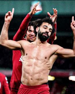 صورة للتاريخ.. تاج ارنولد لمحمد صلاح