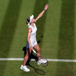 Kicking off her campaign! @ElinaSvitolina defeats Bondar 6-3, 6-1 to book her spot into the next round. #Wimbledon