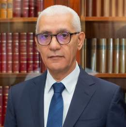 من جان جاك روسو إلى الطالبي العلمي... روسو كان يحاول أن يقول لنا منذ قرون إن الفقر ليس مجرد نقص في المال، بل قد يكون نتيجة لعلاقات اجتماعية واقتصادية وسياسية غير متكافئة. بمعنى آخر : السياسة داخلة في لعبة الفقر. واليوم يأتي السياسي ليقول لنا سوف نحار