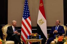 - عزيـز مصـر الرئيس #السيسي مع الرئيس الأمريكي "جو بايدن" بـ شرم الشيخ ..  "حد يعرف الريس بيضحك ليه!! ولا عشان #محدش_نزل !!" ..