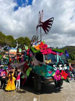 #RetornoFeliz @DorlinVolvio ....QuoteRadio Miraflores #LaVozDeLaVerdad@SomosRMNoticias·Feb 22, 2023#EnFotos Autoridades de Caracas, AJ @gestionperfecta y @Nahumjfernandez, anunciaron las carrozas ganadoras del desfile que se llevó a cabo en el Paseo 