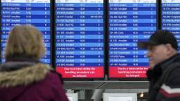 Из-за акции протеста остановлено движение поездов дальнего следования, нарушено железнодорожное и авиасообщение, ограничена работа общественного транспорта.
