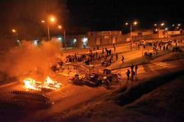La route est compl&egrave;tement bloqu&eacute;e , quelques voitures de police encadrent les lieux   #grevedu7mars #greve7mars