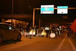Plus de 200 &eacute;tudiants de l'universit&eacute; #Rennes 2 ont commenc&eacute; &agrave; bloquer la route de Lorient (N24)   Des routiers sont attendus pour leur pr&ecirc;ter main forte  #grevedu7mars #greve7mars