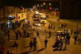Les &eacute;tudiants dispersent poubelles et barricades sur plusieurs routes environnantes  Des bouchons se cr&eacute;ent de chaque c&ocirc;t&eacute; de la route de Lorient, &agrave; #Rennes  #grevedu7mars #greve7mars #GreveGenerale