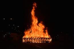 Un feu a &eacute;t&eacute; allum&eacute; sous le pont menant &agrave; la rocade nord de #Rennes   #grevedu7mars #greve7mars