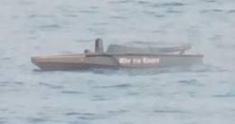 "Кот и енот" vs "Приазовье".   У катера, который атаковал российский военный корабль "Приазовье" в Черном море, как оказалось, есть название.   Оно выполнено белой краской и по-украински звучит "Кіт та єнот". Его можно различить на видео, которое опу