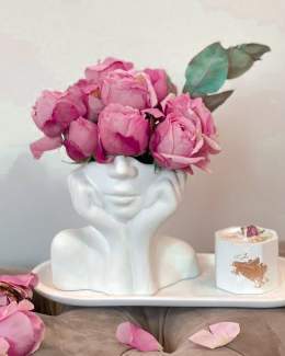 Photo by Derouich Fadwa on January 30, 2024. May be an image of vase, candle, flower arrangement, bust, rose and text.