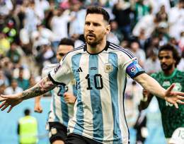 サッカーＷ杯でアルゼンチン対サウジアラビア戦見てるが、注目のリオネル・メッシ、実は自転車好きでサッカー好きゲラント・トーマスと写真撮ったり、イネオスがチームスカイ時代にメッシにドグマと名前入り(LEO10)ジャージを贈呈。サッカー選手で自転車好きは多い。#FIFAWorldCup #FIFAワールドカップ