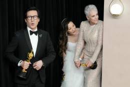 キー・ホイ・クァンの後ろでイチャつくミシェル・ヨーとジェイミー・リー・カーティス。青春感溢れすぎてて、もはや笑ってしまう