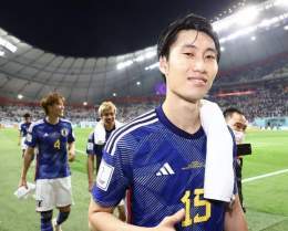 鎌田大地(フランクフルト)  フランクフルトの同僚であるドイツ代表のゲッツェとトラップに対し、「俺がドイツ戦でゴール決めたらお前らのところにハグしに行くからな」と冗談を飛ばした。