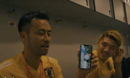 吉田麻也(日本代表)  例のシーンをiPhoneのロック画面に設定している。