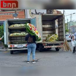 JUST IN: #BNNBrazil Reports.  More than 50 wreaths are already in the @vilabelmiro stadium, in honor of Brazilian football legend @Pele.   #Football #Pel&eacute; #Brazil