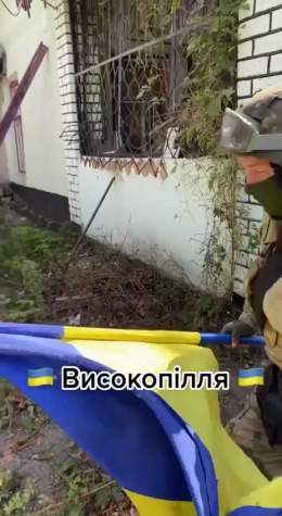 Raising a Ukrainian flag in liberated Vysokopillya, Kherson region.  I cannot even imagine how proud and happy and at the same time exhausted this soldier must be.  Glory to our Defenders!   : bo my hunta