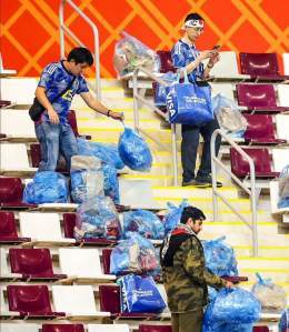 Fans nya membersihkan sampah di tribun stadion setelah pertandingan.   Pemain dan official membersihkan ruang ganti sebelum mereka meninggalkan stadion.   Jepang, Kalian luar biasa. selamat untuk kemenangannya atas Jerman   #FIFAWorldCup #WorldcupQat