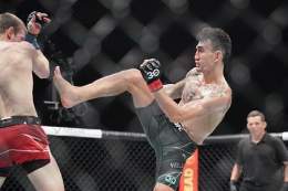 Холлоуэй победил британца и вошел в историю UFC  Американский боец смешанного стиля (MMA) Макс Холлоуэй одержал победу над британцем Арнольдом Алленом в главном поединке турнира UFC on ESPN 44 в американском Канзасе. Бой завершился победой спортсмена