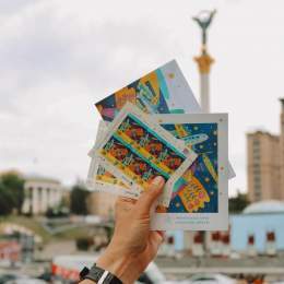 Коли вийде нова марка від "Укрпошти" із "Мрією"  Для колекціонерів та всіх бажаючих з 28 червня 2022 року у продаж надійде нова поштова патріотична марка від "Укрпошти" під назвою "Українська мрія". Ескіз є дитячим малюнком на тему "Що для мене Украї