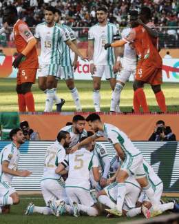 منتخب الجزائر يتأهل لنهائي كأس الأمم الأفريقية للمحليين   محاربي الصحراء يتغلبون على النيجر بخماسية دون رد   @LesVerts