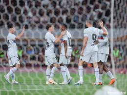 バルサが2-0で神戸を下す   後半、互いに決定機作るが得点なく、前半に #ケシエ と #エリック・ガルシア のゴールでリードを奪った #バルセロナ が勝利。  注目集めた #ヴィッセル神戸 の #イニエスタ は80分までプレー。交代時には国立競技場が大きな拍手に包まれ、#チャビ 監督と抱擁交わした。