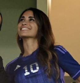 زوجة ميسي انتونيلا في المدرجات