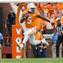 Hendon Hooker vs Stetson Bennett in 2022  Hooker                           Bennett 285        Pass Yds/Gm   263.5 27-2           TD-INT          20-6 175.5*     Pass Rating     154.6 430          Rush Yds        184 *2nd in nation  HOW IS BENNETT A H