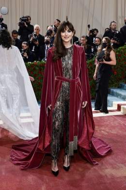 إطلالات النجمة #داكوتا_جونسون تتسم مؤخراً بالبساطة والاعتماد على الأزياء المريحة.. شاهدي الصور  \ud83d\udc47\ud83c\udffb