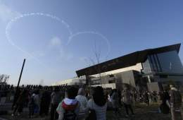 【Fs新球場情報】北海道ボールパークFビレッジならびにエスコンフィールド北海道のオープニングセレモニーとテープカットが行われた。  井川球団オーナー 「北海道の皆さまにはファイターズを見守り、育てていただきました。これからここで新しい歴史を皆さまとともに作って参りたいと思います」