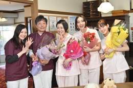 ／ 『#星降る夜に』 最終話 今夜9時 ＼  チームマロニエ、クランクアップ  麻呂川院長をはじめ 温かく、いつでも帰れる、 みんなのお家のようなマロニエ  最高のチームでした  第８話 見逃し配信中   #猫背椿 #長井短 #中村里帆 #光石研