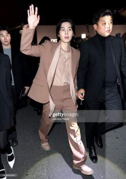 yoongi leaving the show __  #SUGAxValentinoCouture #SUGAValentinoDiVas  HAUTE COUTURE WITH SUGA