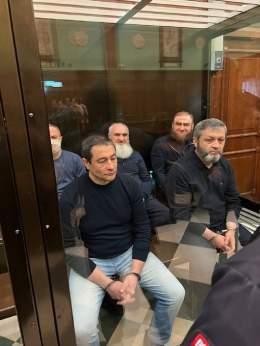 Мосгорсуд приговорил к пожизненному лишению свободы бывшего сенатора Рауфа Арашукова и его отца Рауля. Их признали виновными в создании ОПГ, организации двух убийств и хищениях на сумму более 4,4 млрд рублей.