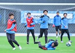 今日の #川崎フロンターレ は雨の中の練習でした！  １：#宮代大聖 選手がミニゲームで２得点！ ２：#山田新 選手と #遠野大弥 選手。遠野選手も積極的なプレスから１ゴール！ ３：#レアンドロ・ダミアン 選手も順調そうで、#高井幸大 選手もゴールしました！ ４：#橘田健人 選手 #frontale
