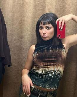 Photo by Carla D&iacute;az on January 08, 2024. May be an image of 1 person, top and mirror.
