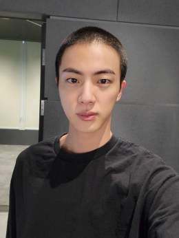 SERVE WELL, JINNIE   LOOK: Ahead of his military enlistment, Kim Seokjin of South Korean supergroup BTS shares a selfie showing off his freshly shaved hair. | : Weverse via @jbvdellera