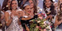 PROUD PINOY DAD   LOOK: Miss USA R&rsquo;Bonney Gabriel&rsquo;s Filipino father, Remigio Bonzon &ldquo;R&rsquo;Bon&rdquo; Gabriel, proudly cheers for his daughter after she won the Miss Universe 2022 crown. #71stMissUniverse #MissUniverse