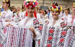 ДЕНЬ ВИШИВАНКИ 20 травня  Вишеньки-черешеньки цвіли у садочку, бо вже вишивала дівчина сорочку, Дівчина чекає і сорочка жде, гарно вишивала, а тепер вбере, цвіте вишиванка тепер на дівчині, калина - у лузі, свято - в Україні Светлана Борщ
