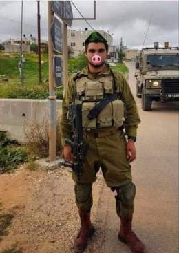 جندي خنزير صهيوني إرهابي انتحر بعد أن قتل فلسطينيين عزل في غزة وعاد إلى عائلته.. أطلق النار على نفسه. A terrorist Zionist pig soldier committed suicide after killing unarmed Palestinians in Gaza and returning to his family... he shot himself.