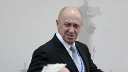 Евгений Пригожин предложил губернатору Свердловской области Евгению Куйвашеву отправиться воевать в Украину. Основатель ЧВК &laquo;Вагнер&raquo; уверен, что таких людей, как Куйвашев, во времена ВОВ расстреливал Сталин, а народ скоро поднимет губерна