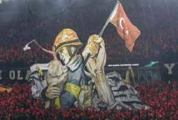 An incredible and emotional tifo from Trabzonspor showing support to those affected by the earthquake in Turkey and thanking emergency responders.