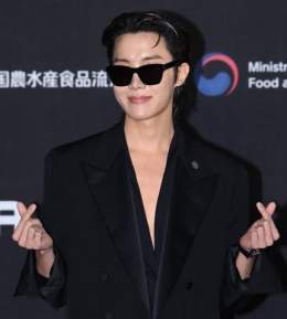 THE OUTFIT THE CHEST AND THE FOREHEAD. THE JUNG HOSEOK EVERYONE .   J-HOPE AT RED CARPET J-HOPE AT MAMA TODAY #JackInTheBox  #jhopexMAMA