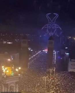 Дроны в Барселоне, чтобы поздравить с Новым годом. Помним, что мэр города Барселона, братсий город Киева, возможно поэтому мэр Барселоны желает хорошего и адского нового года. Смотрите изображение. Дьявольский спектакль.